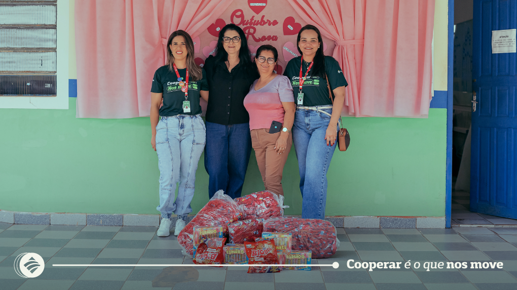 CrediSIS doa doces para festa do Dia das Crianças na Escola Nova Brasília