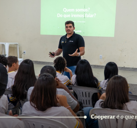 João Augusto Soares, especialista em Investimentos e Captação do CrediSIS, ministrou a palestra na Escola Estadual Tupã, em Nova Colina (Foto: Assessoria/CrediSIS)